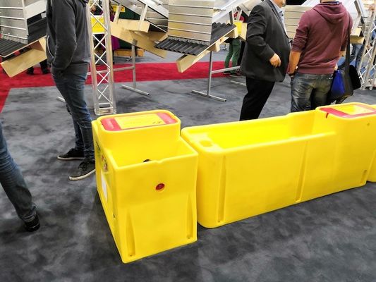 Les matières premières de bâti de rotation de HDPE moulent dans l'évier d'alimentation