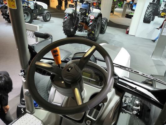 Moule de moulage de rotation pour le tracteur
