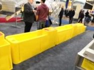 Les matières premières de bâti de rotation de HDPE moulent dans l'évier d'alimentation